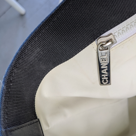 Chanel Valentine vintage tote featuring Chanel charms design motif - Picture 9 of 16